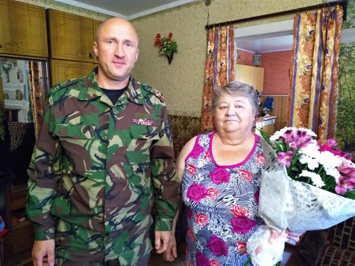 Командир вологодского ОМОН поздравил с Днем рождения мать сослуживца, погибшего при выполнении служебных обязанностей