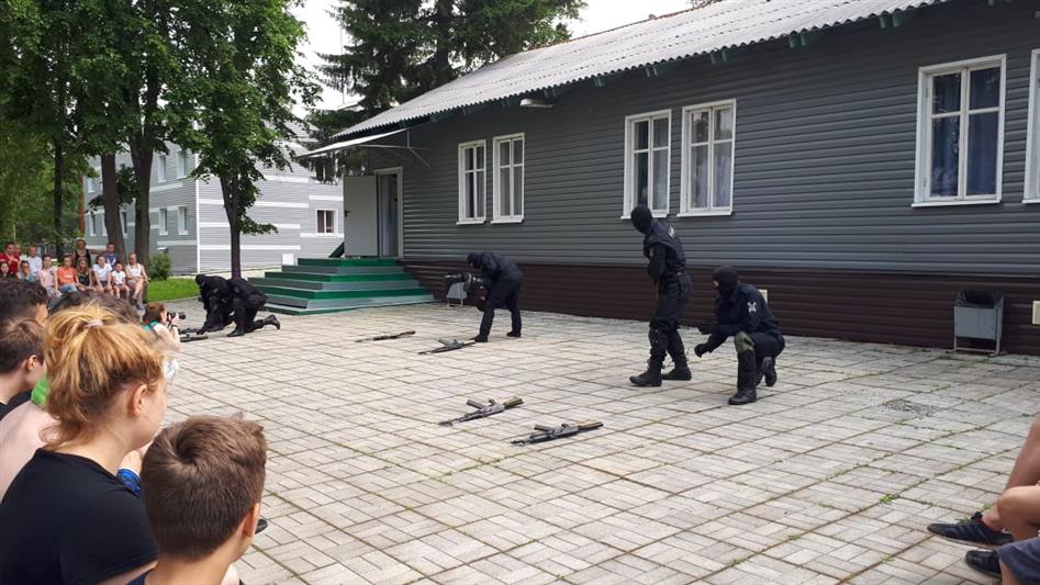 Бойцы нижнетагильского ОМОН провели показательные выступления для воспитанников  детского лагеря «Золотой луг»