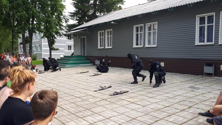 Бойцы нижнетагильского ОМОН провели показательные выступления для воспитанников  детского лагеря «Золотой луг»