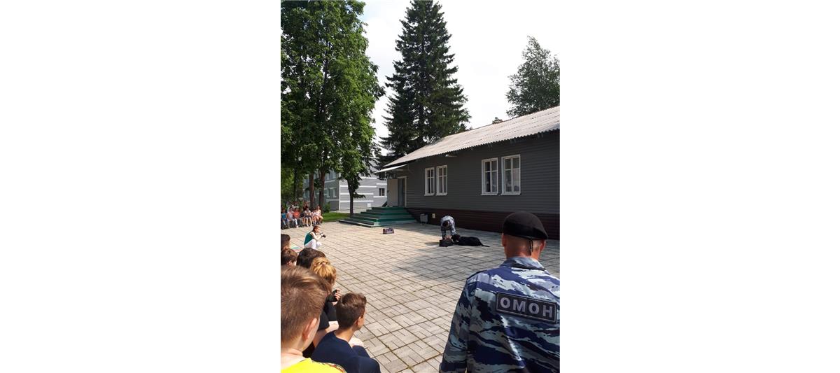 Бойцы нижнетагильского ОМОН провели показательные выступления для воспитанников детского лагеря «Золотой луг»