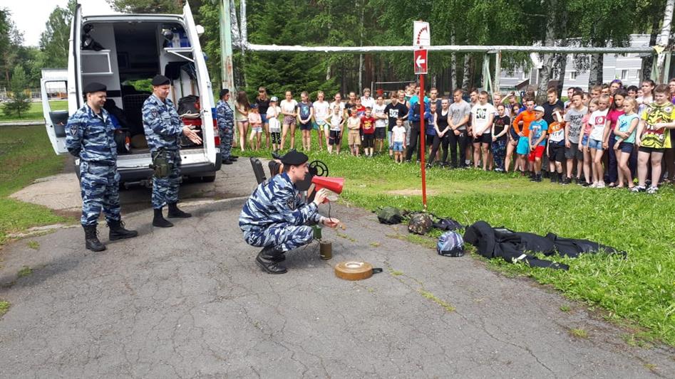 Бойцы нижнетагильского ОМОН провели показательные выступления для воспитанников  детского лагеря «Золотой луг»