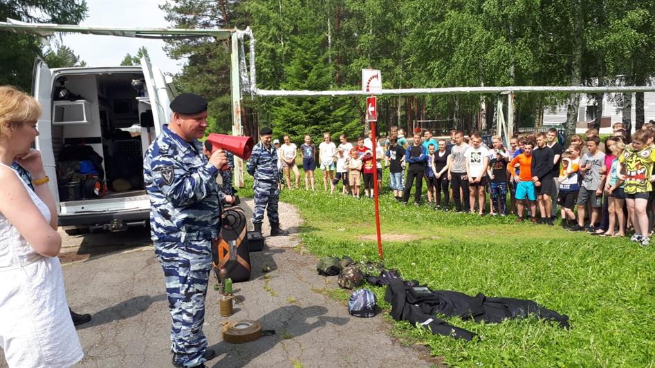 Бойцы нижнетагильского ОМОН провели показательные выступления для воспитанников  детского лагеря «Золотой луг»