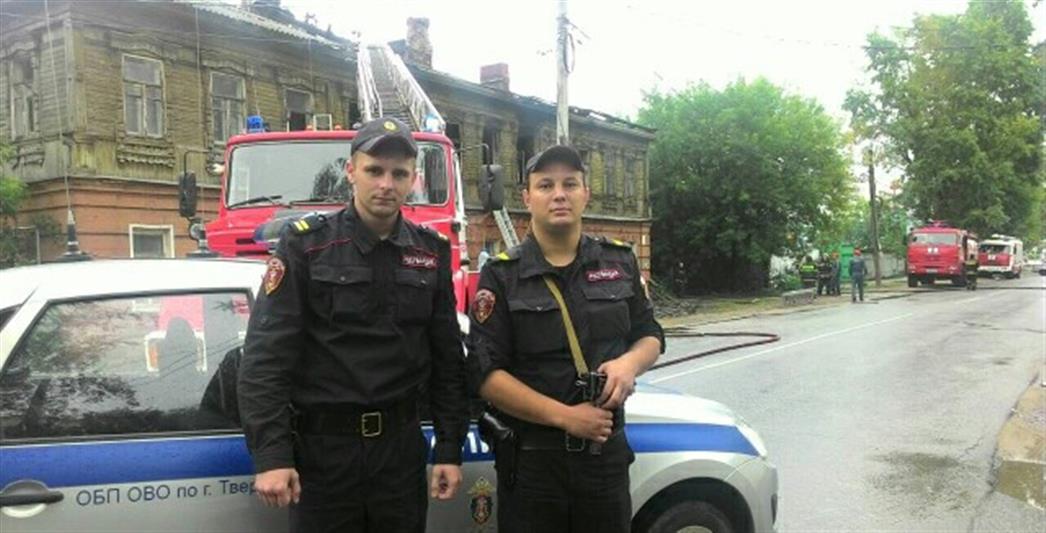В Твери росгвардейцы спасли людей во время пожара и задержали подозреваемого в поджоге (видео)