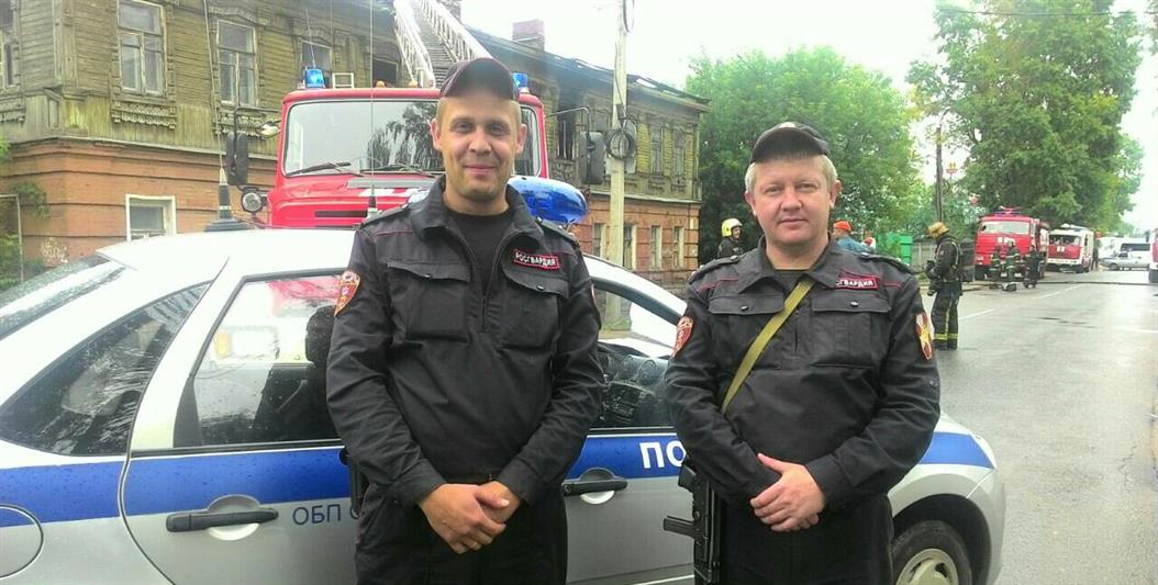 В Твери росгвардейцы спасли людей во время пожара и задержали подозреваемого в поджоге (видео)