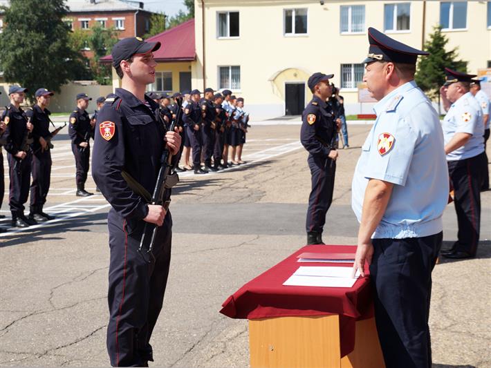 В Иркутске сотрудники вневедомственной охраны Росгвардии торжественно приняли присягу