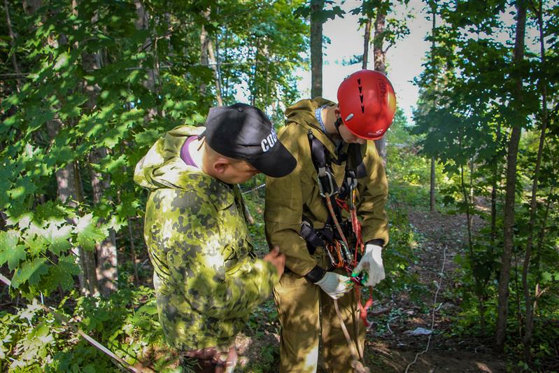 Офицеры новгородского СОБР проводят занятия с участниками военно-патриотического слёта «Иверский городок - 2018» (фото)