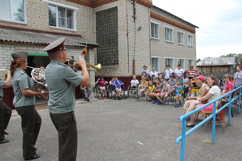 Военнослужащие оркестра саровского соединения Росгвардии встретились с воспитанниками детского дома