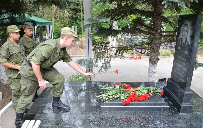 В Ростове-на-Дону военнослужащие и сотрудники Южного округа Росгвардии почтили память Героя России генерал-майора Николая Скрыпника (видео)