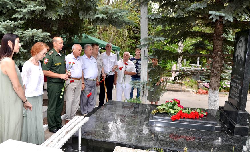 В Ростове-на-Дону военнослужащие и сотрудники Южного округа Росгвардии почтили память Героя России генерал-майора Николая Скрыпника (видео)