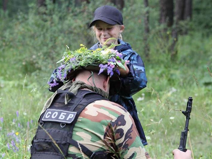 В Кузбассе сотрудники СОБР навестили юнармейцев в военно-спортивном лагере 