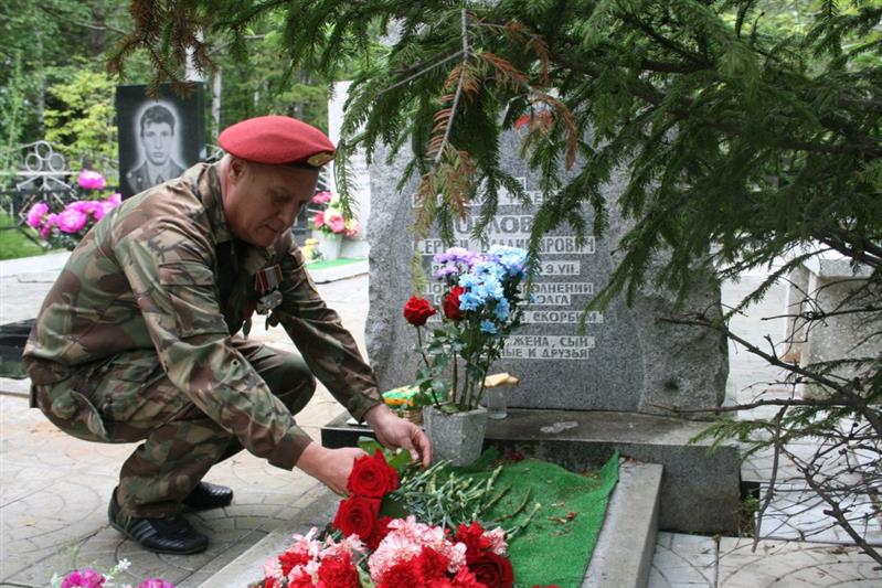 В Хабаровске сотрудники  и военнослужащие Росгвардии почтили память Героя России Сергея Орлова (видео)