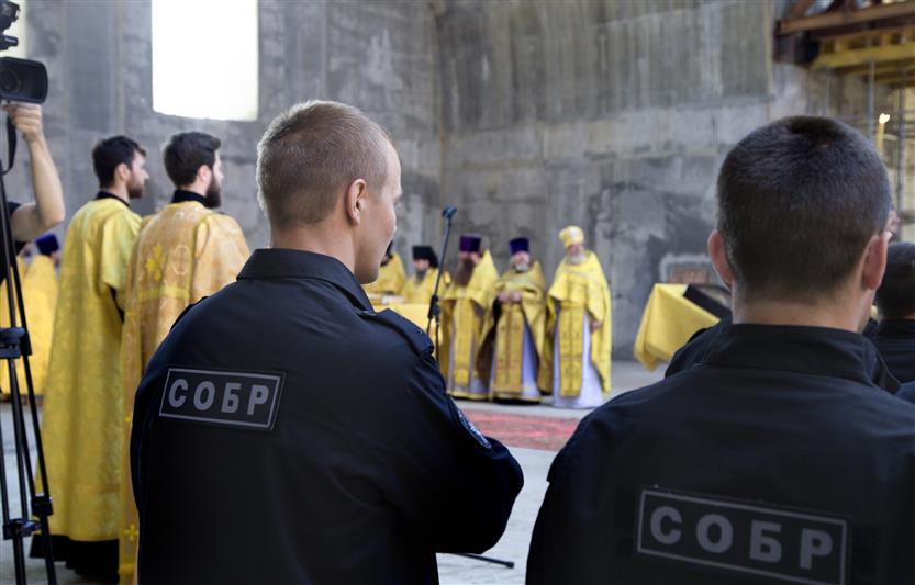 Сотрудники спецподразделений Росгвардии приняли участие в первой литургии в строящемся Христорождественском соборе в Челябинске