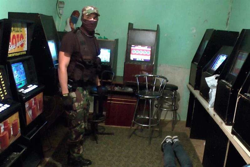 В Саратове собровцы оказали силовую поддержку полицейским в закрытии нелегального казино