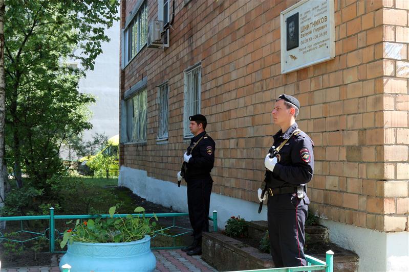 Росгвардейцы почтили память Героя России капитана милиции Евгения Шнитникова, погибшего при исполнении служебного долга