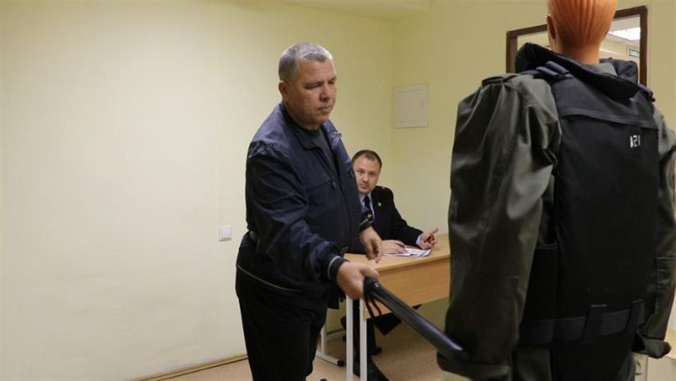 В Екатеринбурге инспекторы Росгвардии приняли зачеты у частных охранников (фото, видео)