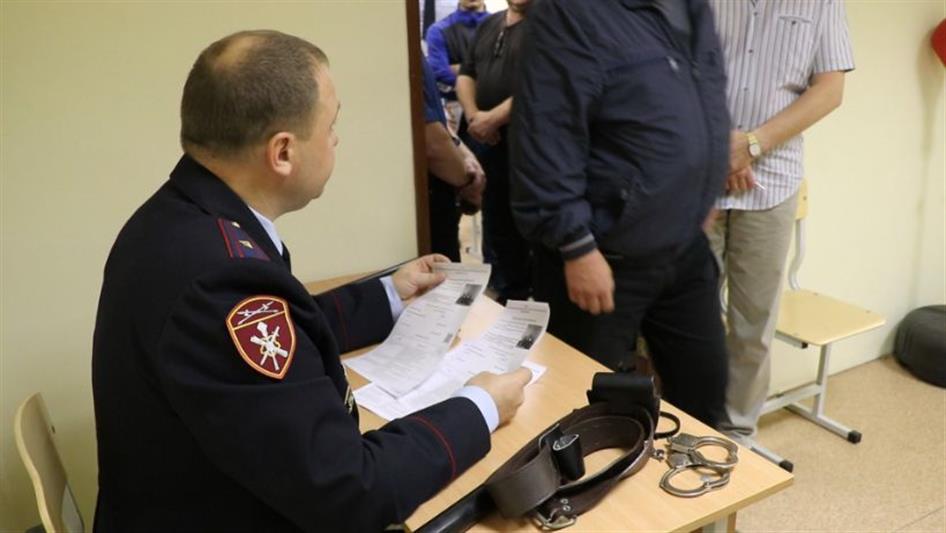 В Екатеринбурге инспекторы Росгвардии приняли зачеты у частных охранников (фото, видео)