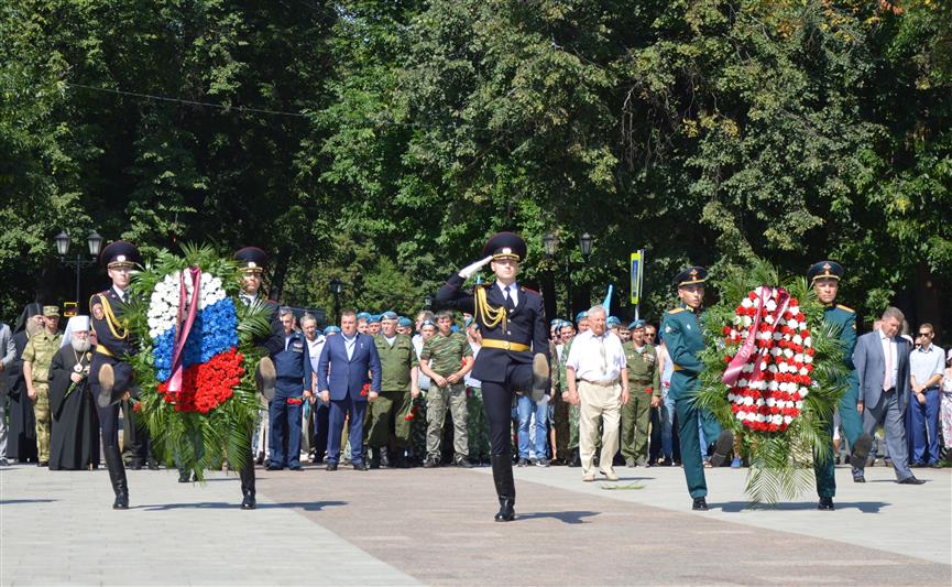 Военнослужащие и сотрудники Центрального округа Росгвардии приняли участие в праздничных мероприятиях, посвящённых Дню воздушно - десантных войск РФ (фото)