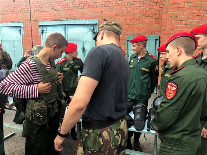 В Кузбассе бойцы ОМОН провели для воспитанников подшефной организации акцию «Прокачай лето»