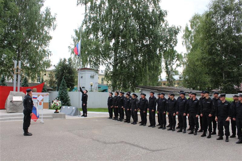 Военнослужащие и сотрудники Приволжского округа Росгвардии отметили День Государственного флага (фото, видео)