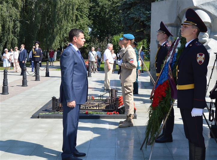 Военнослужащие и сотрудники Центрального округа Росгвардии приняли участие в праздничных мероприятиях, посвящённых Дню воздушно - десантных войск РФ (фото)