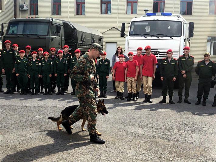 В Кузбассе бойцы ОМОН провели для воспитанников подшефной организации акцию «Прокачай лето»