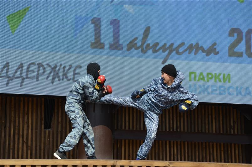 Военнослужащие и сотрудники Приволжского округа провели  акцию «Зарядись энергией с Росгвардией!», посвящённую Дню физкультурника (фото) 