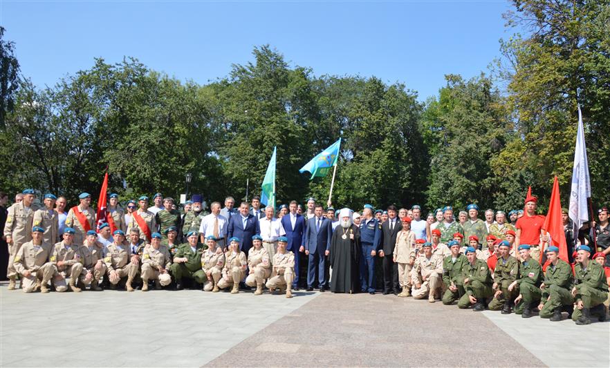 Военнослужащие и сотрудники Центрального округа Росгвардии приняли участие в праздничных мероприятиях, посвящённых Дню воздушно - десантных войск РФ (фото)