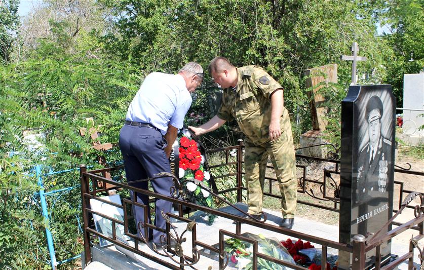 Военнослужащие Южного округа Росгвардии приняли участие в открытии памятника генерал-лейтенанту в отставке Александру Агапову
