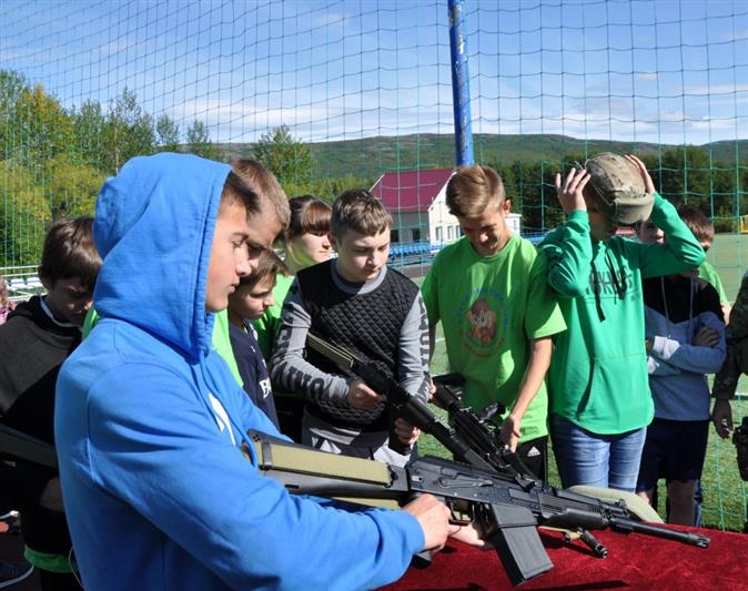Магаданские школьники «прокачали» лето с Росгвардией