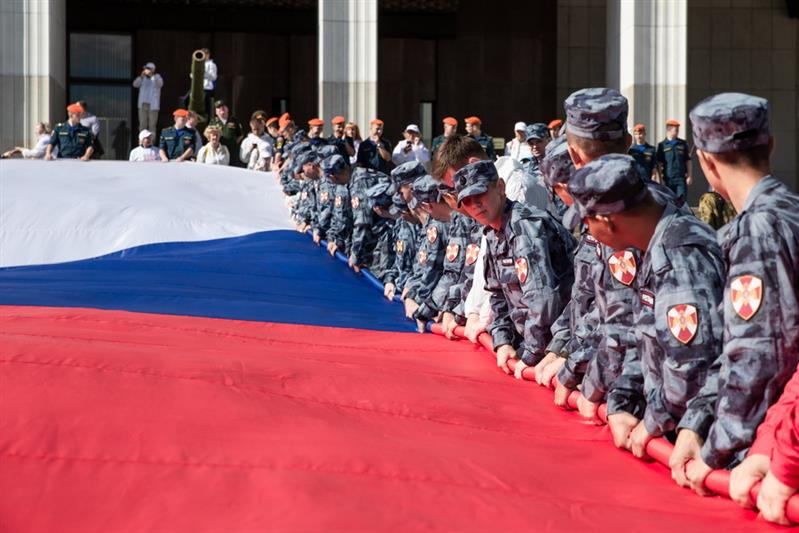 Росгвардия и волонтеры Москвы приняли участие в праздновании Дня государственного флага России на Поклонной горе (фото, видео)