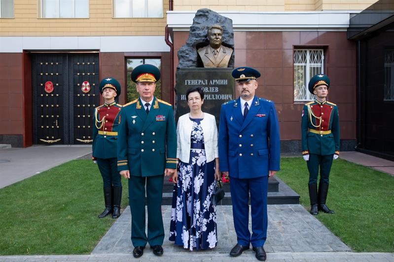 ДИРЕКТОР РОСГВАРДИИ ОТКРЫЛ БЮСТ ГЕНЕРАЛУ АРМИИ ИВАНУ ЯКОВЛЕВУ, РУКОВОДИВШЕМУ 18 ЛЕТ ВНУТРЕННИМИ ВОЙСКАМИ (ФОТО, ВИДЕО)