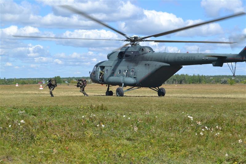 Сотрудники Ульяновских спецподразделений Росгвардии отработали технику беспарашютного десантирования