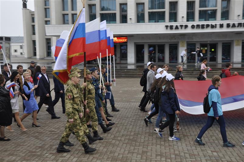 Военнослужащие и сотрудники Приволжского округа Росгвардии отметили День Государственного флага (фото, видео)