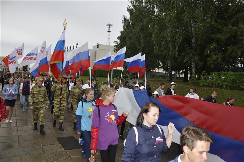 Военнослужащие и сотрудники Приволжского округа Росгвардии отметили День Государственного флага (фото, видео)