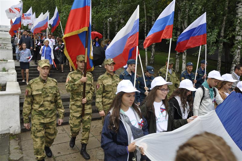 Военнослужащие и сотрудники Приволжского округа Росгвардии отметили День Государственного флага (фото, видео)