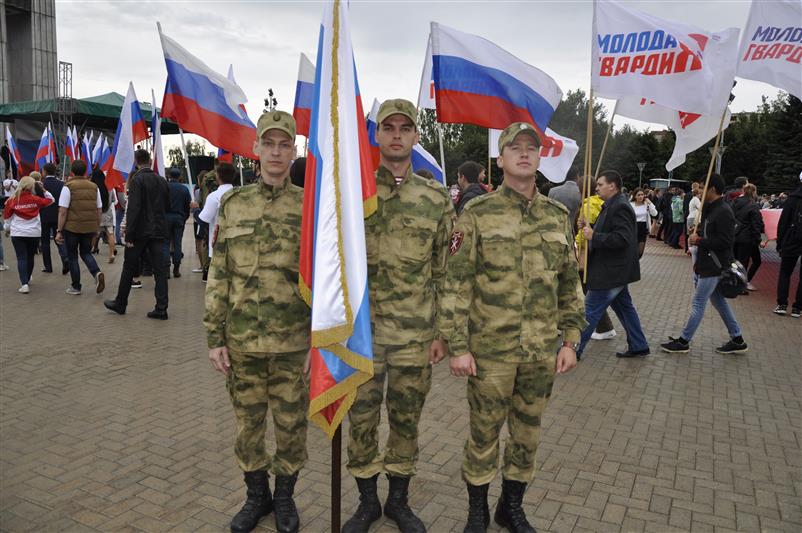 Военнослужащие и сотрудники Приволжского округа Росгвардии отметили День Государственного флага (фото, видео)