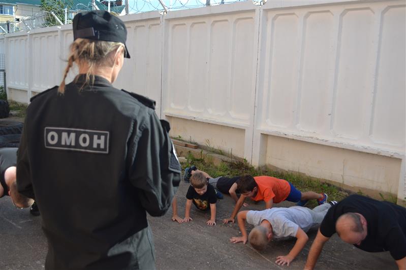 Росгвардейцы Центрального округа провели социальную акцию «Зарядись энергией с Росгвардией!», приуроченную ко Дню физкультурника (фото, видео)