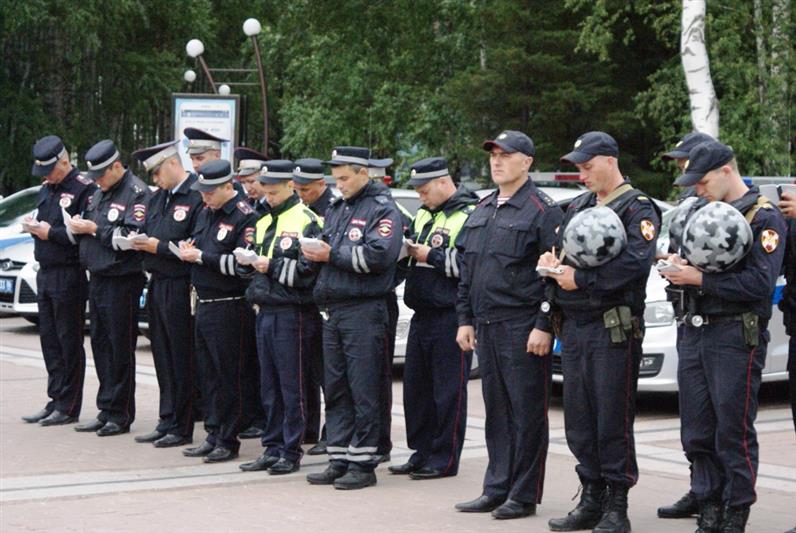 В Ханты-Мансийском автономном округе – Югре гарнизонный развод нарядов  Росгвардии  и полиции посвятили 100-летию со дня рождения генерала армии И.К. Яковлева