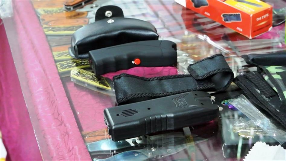 При силовой поддержке челябинского СОБР из незаконной продажи изъяты около 200 единиц холодного оружия