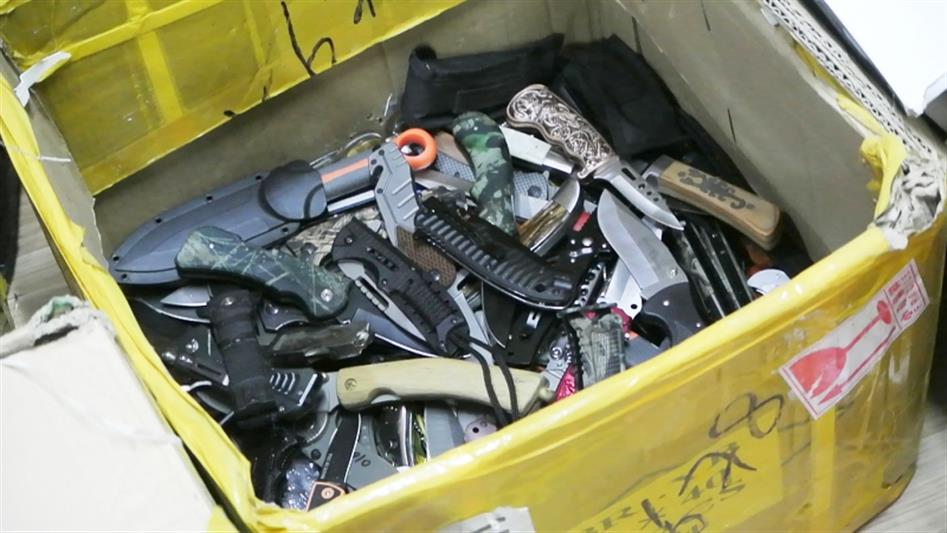 При силовой поддержке челябинского СОБР из незаконной продажи изъяты около 200 единиц холодного оружия