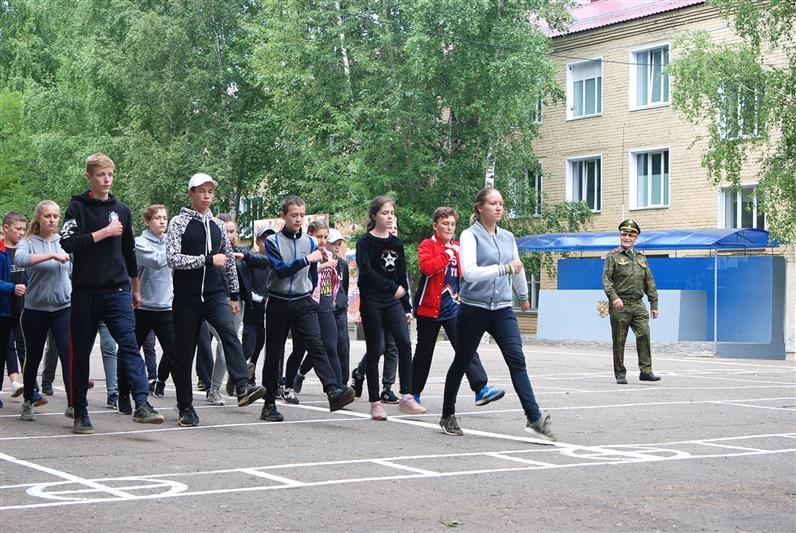 Военнослужащие и сотрудники Приволжского округа провели  акцию «Зарядись энергией с Росгвардией!», посвящённую Дню физкультурника (фото) 