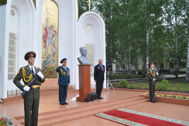 В НОВОСИБИРСКОМ ИНСТИТУТЕ РОСГВАРДИИ СОСТОЯЛОСЬ ОТКРЫТИЕ БЮСТА ГЕНЕРАЛУ АРМИИ ИВАНУ КИРИЛЛОВИЧУ ЯКОВЛЕВУ