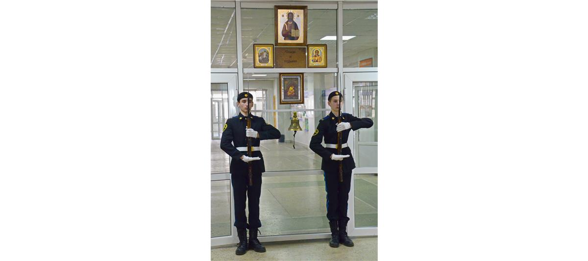 В Ставрополе росгвардейцы передали кадетам-ермоловцам новое полотнище государственного флага 