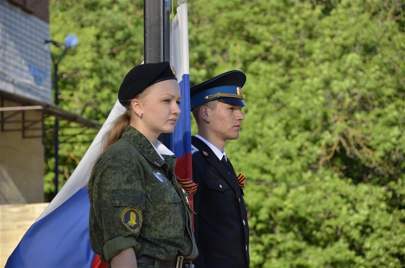 В Ставрополе росгвардейцы передали кадетам-ермоловцам новое полотнище государственного флага