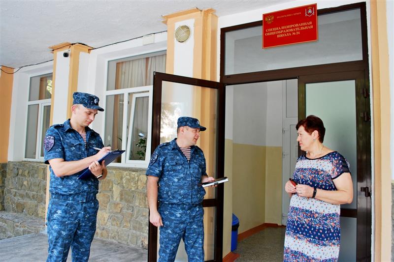 Росгвардейцы проверяют уровень обеспечения безопасности в образовательных учреждениях Крыма