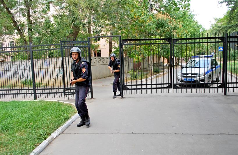 Росгвардейцы проверяют уровень обеспечения безопасности в образовательных учреждениях Крыма