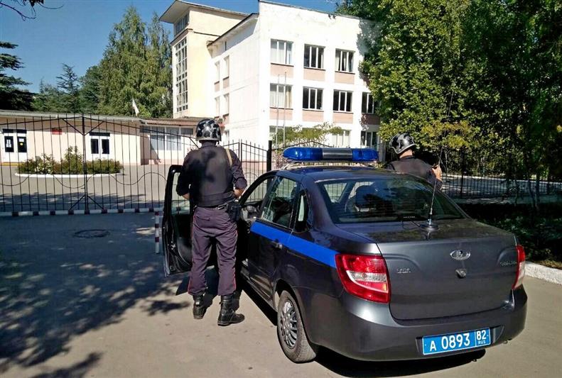 Росгвардейцы проверяют уровень обеспечения безопасности в образовательных учреждениях Крыма