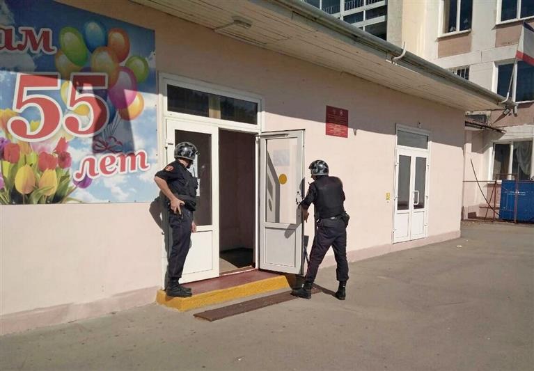 Росгвардейцы проверяют уровень обеспечения безопасности в образовательных учреждениях Крыма