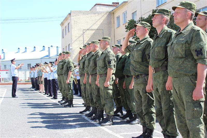 Начальник Управления Росгвардии по Курской области вручил ветеранам конверты, посвящённые памяти генерала армии И.К. Яковлева