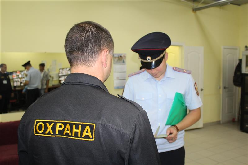 Инспекторы Росгвардии проверили работу сотрудников частных охранных организаций, обеспечивающих безопасность саратовских торгово-развлекательных комплексов и детских лагерей